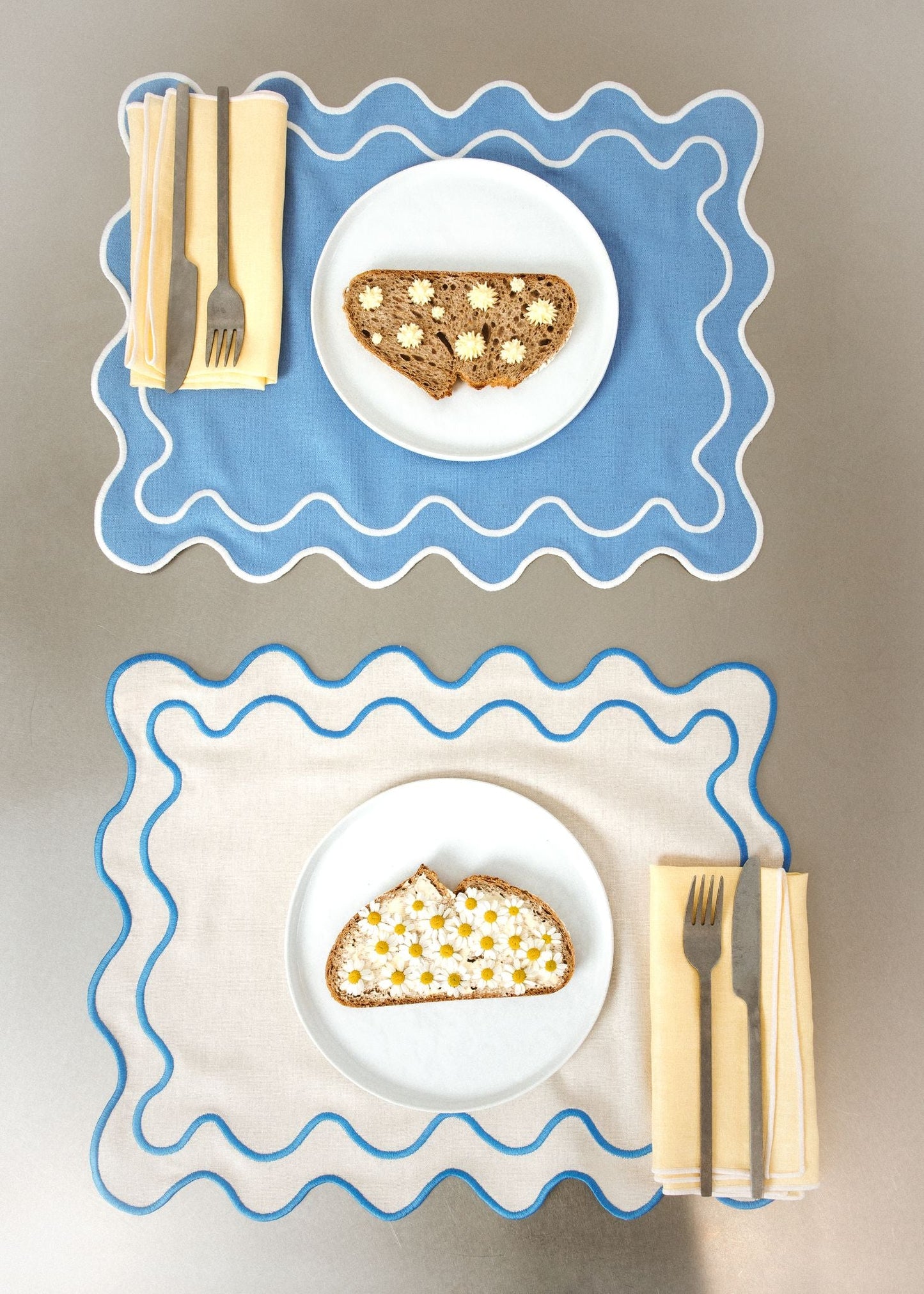 Set 2 Tovagliette in stoffa Azzurro con ricamo Bianco - "Wavy" Blue