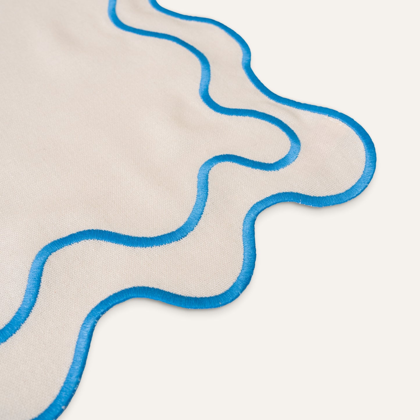 Set 2 Tovagliette in stoffa Beige con ricamo Azzurro - "Wavy" Beige