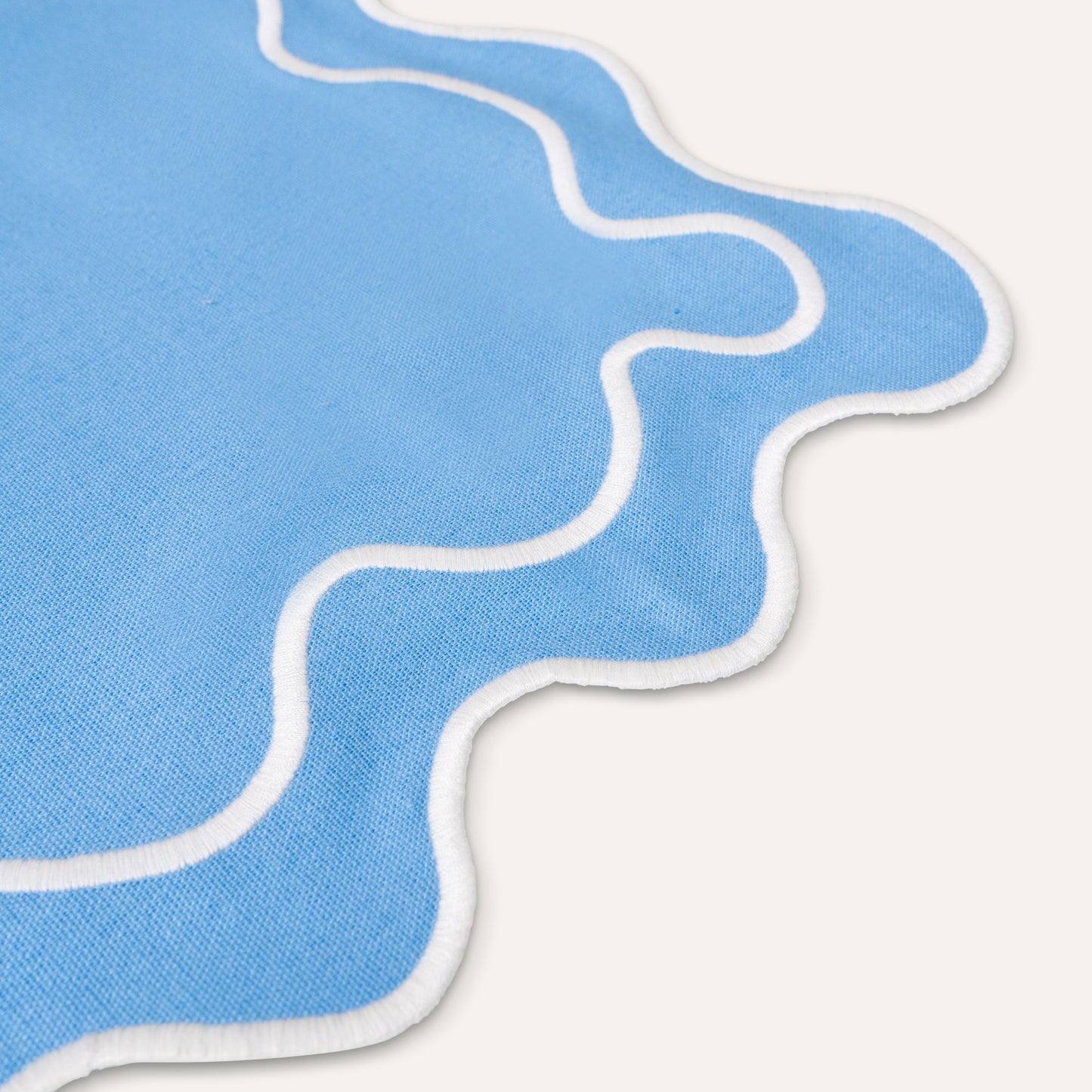 Set 2 Tovagliette in stoffa Azzurro con ricamo Bianco - "Wavy" Blue
